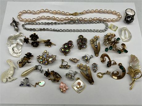 LOT OF VINTAGE JEWELRY / BROOCHES