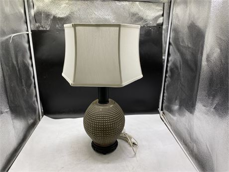 LAMP W/ SILVER TEXTURE - 24”
