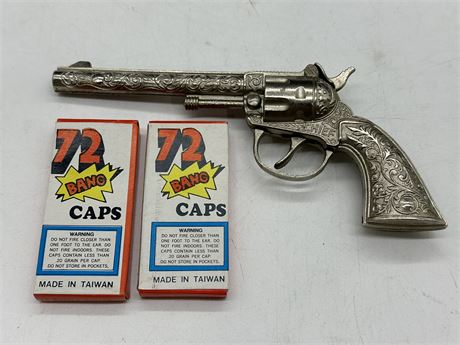 VINTAGE 1950S HUBLEY METAL CAP GUN W/2 BOXES OF CAPS (6.5”)