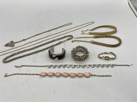 LOT OF MISC CHAINS AND NECKLACES