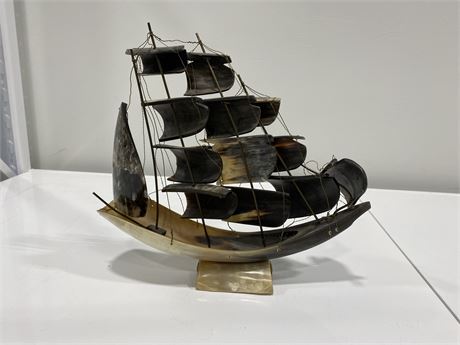 DECORATIVE SHIP PIECE MADE FROM HORN