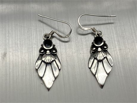PAIR OF 925 STERLING SILVER W/BLACK ONYX STONE DANGLE EARRINGS HAND CRAFTED