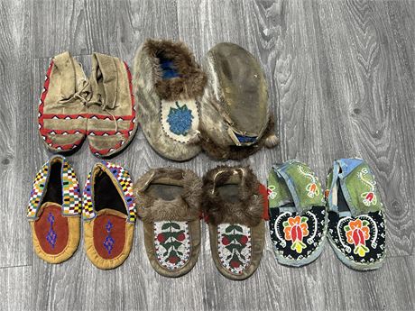 5 PAIRS OF VINTAGE FIRST NATIONS MOCCASINS / FOOTWEAR - ASSORTED SIZES