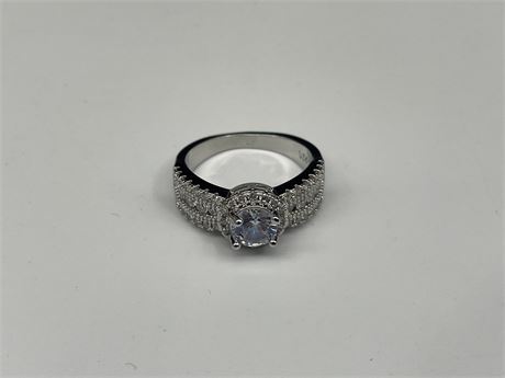 925 STERLING RING W\ MOISSANITE DIAMONDS\CRYSTALS - SIZE 07