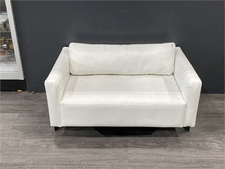 CHROME WHITE LEATHER PET BED 25”x16”x12”