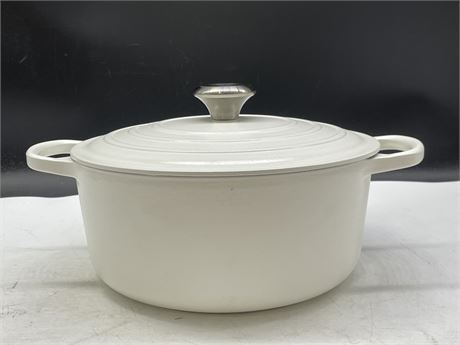 AS NEW WHITE LE CREUSET 26 LIDDED DUTCH OVEN