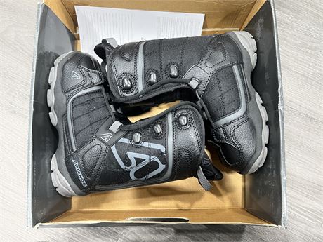 NEW AVALANCHE SURGE JR SNOWBOARD BOOTS - SIZE 4.0