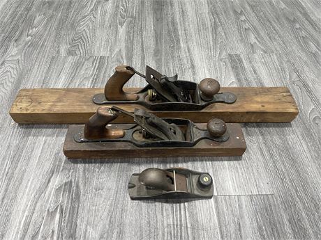2 ANTIQUE WOODEN JACK PLANES & SMALL BENCH PLANE (LARGEST IS 25” LONG)