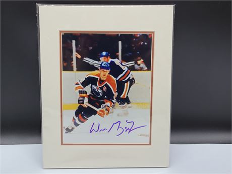 WAYNE GRETZKY (Edmonton Oilers) SIGNED PHOTOGRAPH, MATTED 11X14 WITH COA