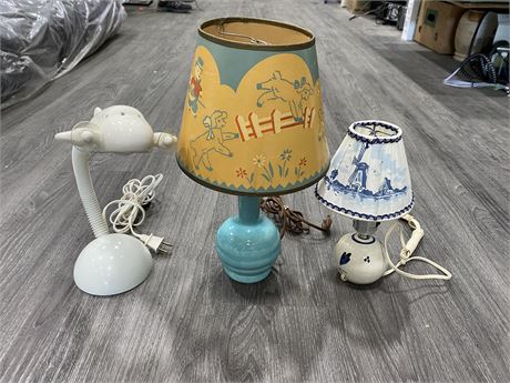 3 VINTAGE WORKING LAMPS - DELFT, POTTERY, & AIRPLANE (TALLEST IS 14”)