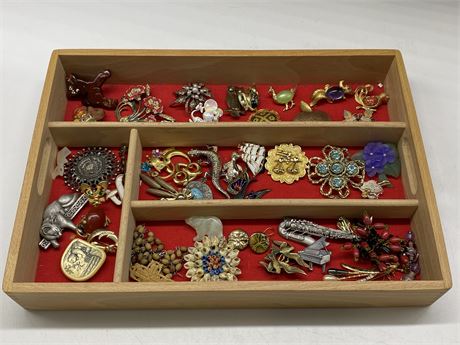 ESTATE JEWELRY - MOSTLY BROOCHES (TRAY IS 9.5”X13.5”)
