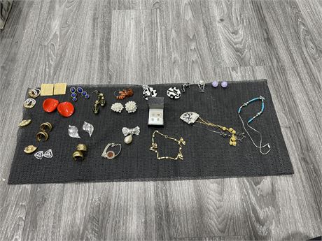 LOT OF JEWELRY/ACCESSORIES