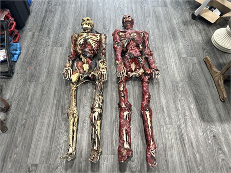 2 CORPSED SKELETONS - 5FT TALL