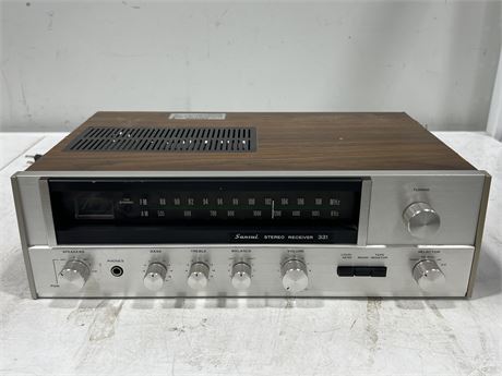 SANSUI STEREO RECEIVER 331 - LIGHTS UP