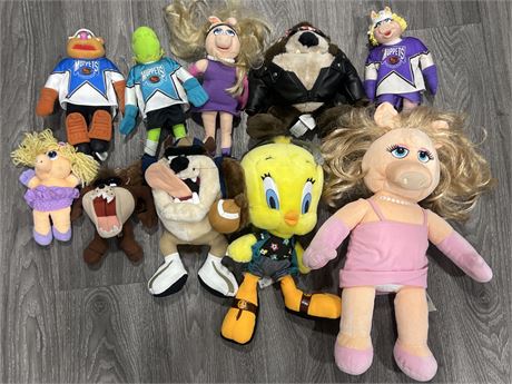 LOT OF MOSTLY VINTAGE MUPPETS / LOONEY TUNES PLUSHES