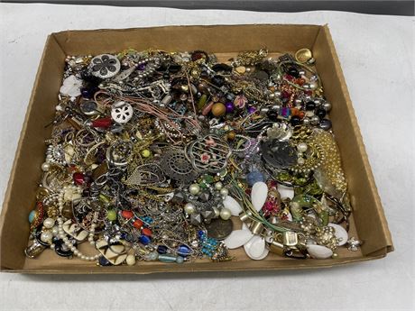 LARGE TRAY OF ESTATE JEWELRY