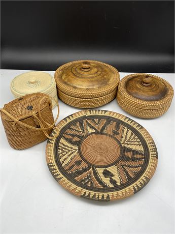 2 WOVEN & WOOD BOXES & 3 WOVEN PIECES (LARGEST 10” DIAMETER)