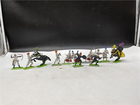 12 ASSORTED DEETAIL TOY SOLDIERS