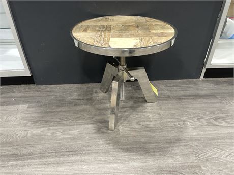 INDUSTRIAL STAINLESS STEEL ADJUSTABLE TABLE 20”x19”
