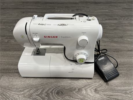SINGER TRADITION SEWING MACHINE - WORKS